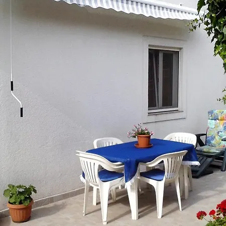 By The Sea * Mali Iž